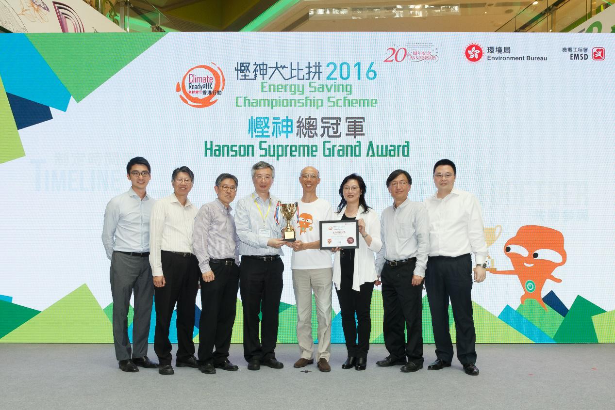 环境局局长黄锦星与悭神总冠军获奖队伍合照