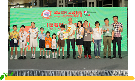 Photo shows the Secretary for the Environment, Mr. Wong Kam-sing , the members of the Platinum Award winning team from Primary School Category with their family members
