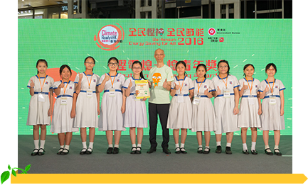 Photo shows the Secretary for the Environment, Mr. Wong Kam-sing and the members of the Platinum Award winning team from Secondary School Category