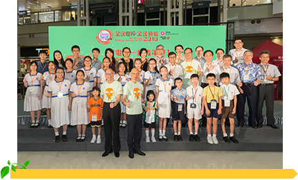 Photo shows the Secretary for the Environment, Mr. Wong Kam-sing, the Director of Electrical and Mechanical Services Department, Mr. Frank Chan, the members of the Platinum Award winning teams from all three Categories, Judging Panel members and the representatives of nominated non-government organizations